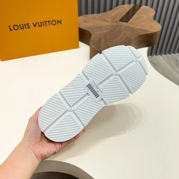 💰 640LV latest sports shoes! Select high-quality Monogram fly-knit fabric and have a square logo on the upper, highlighting the fashion of the 2025 men's series. The high-end and elegant upper made of absorbent film material collides with the dynamic ultra-light sole for texture, and the Louis Vuitton logo embellishes the back and outsole of the shoe.    SIZE 39-44 (38, 45 customized)